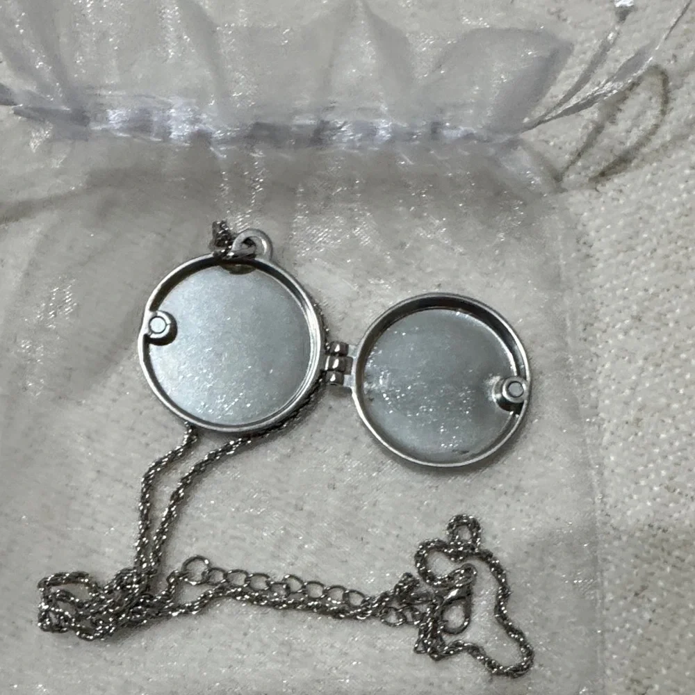 Silver Tree of Life Locket Necklace Magnetic Close - Picture 2 of 2